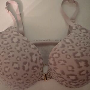 Victoria secret bra new without tag.Underwire a padded.